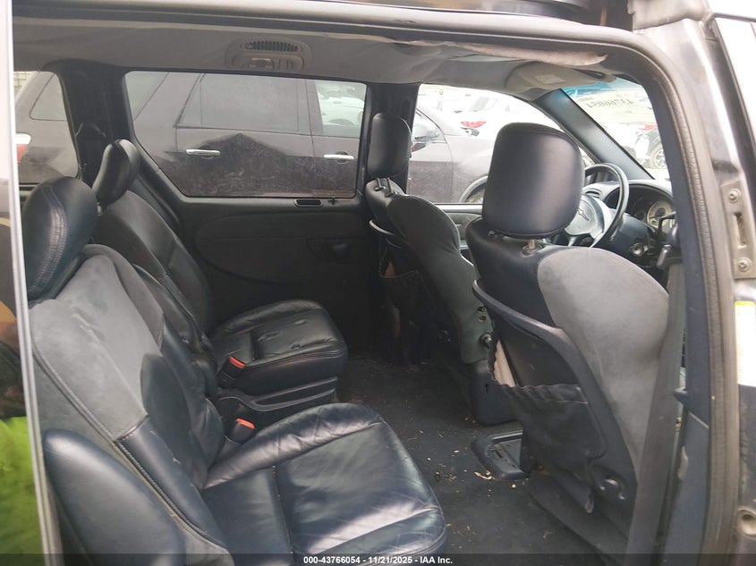 2C8GP64L51R240197 2001 CHRYSLER TOWN & COUNTRY photo no. 8