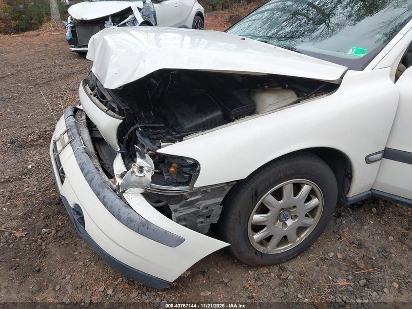 2001 Volvo S60 2.4 VIN: YV1RS61R812072775 Lot: 43767144