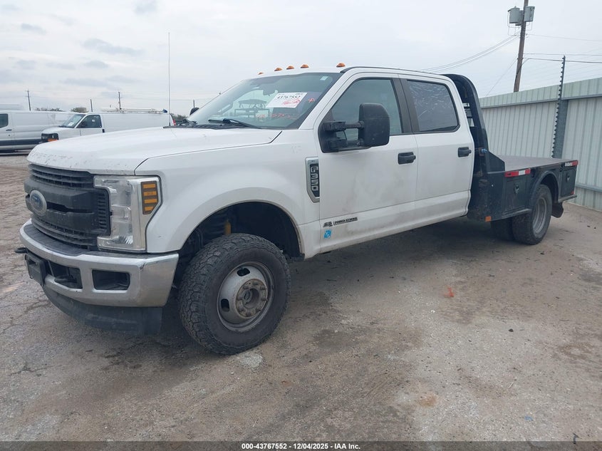 1FD8W3HT2KEG56932 2019 FORD F350 photo no. 2