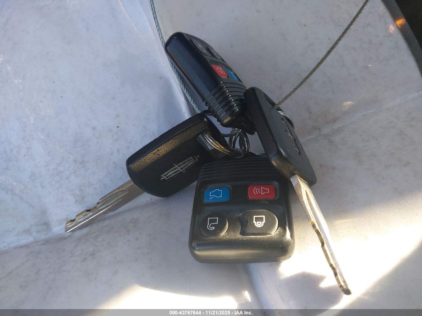 2005 Lincoln Town Car Signature Limited VIN: 1LNHM82W05Y655898 Lot: 43767644