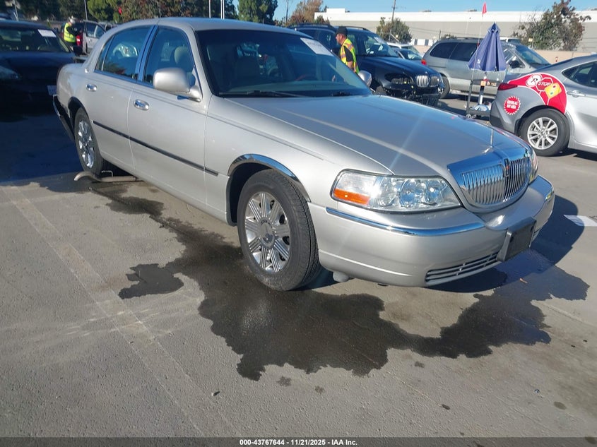 1LNHM82W05Y655898 2005 Lincoln Town Car Signature Limited auction photo 1