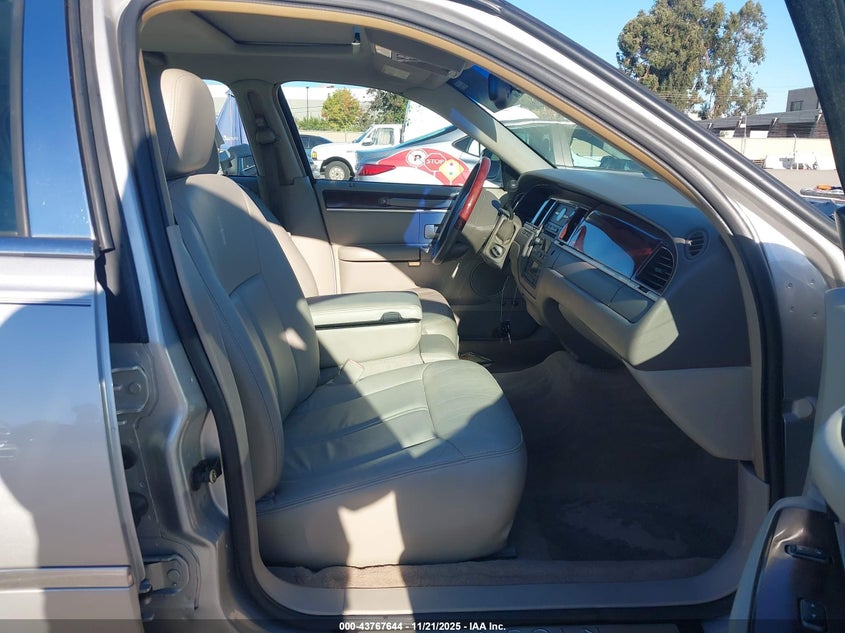 1LNHM82W05Y655898 2005 LINCOLN TOWN CAR photo no. 5