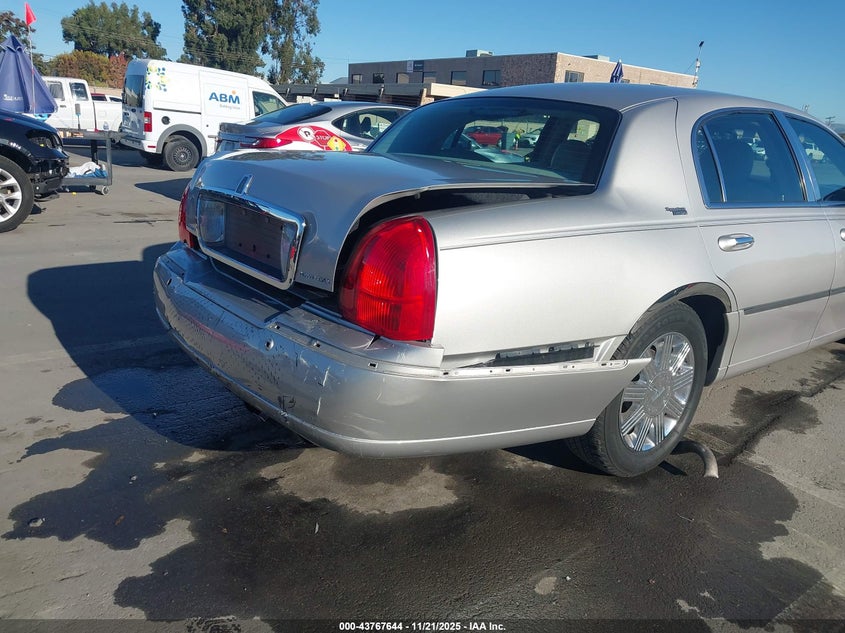 2005 Lincoln Town Car Signature Limited VIN: 1LNHM82W05Y655898 Lot: 43767644