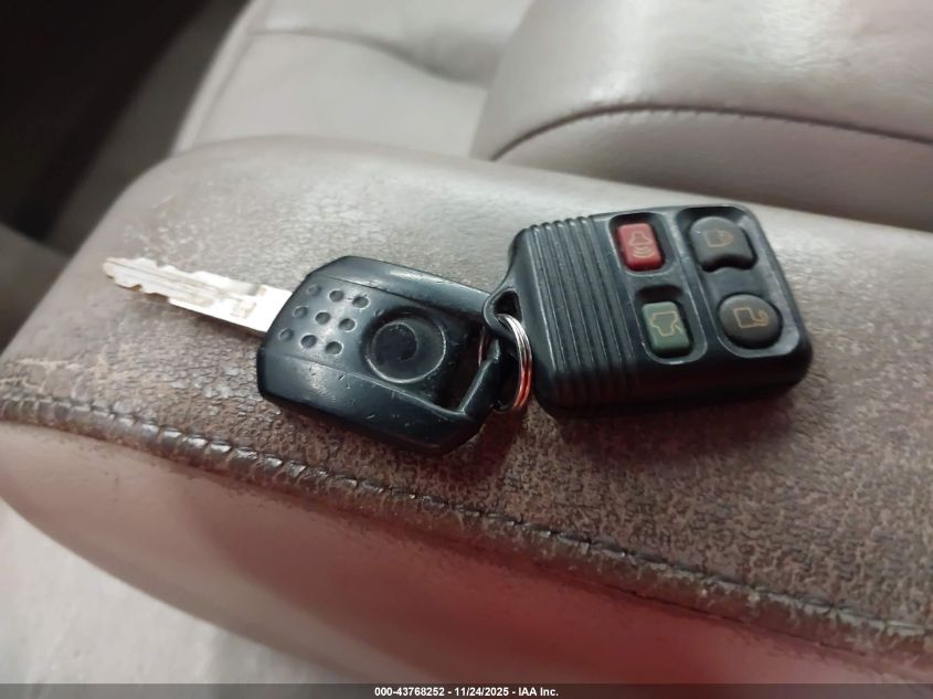 2008 Mercury Grand Marquis Ls VIN: 2MEFM75V08X661938 Lot: 43768252