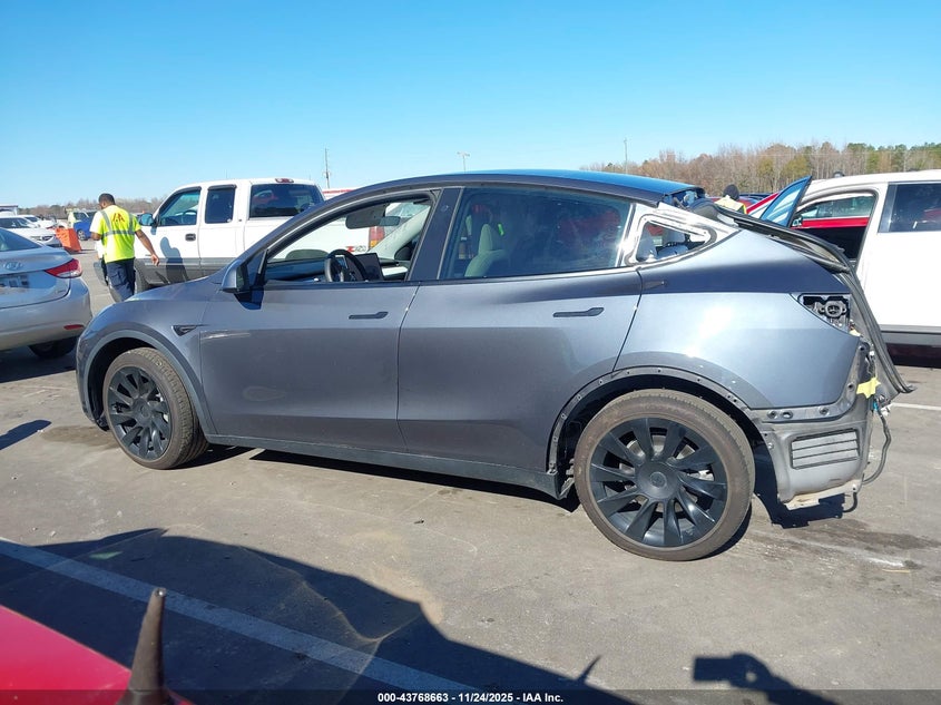 2022 Tesla Model Y Long Range Dual Motor All-Wheel Drive VIN: 7SAYGDEE8NF311908 Lot: 43768663
