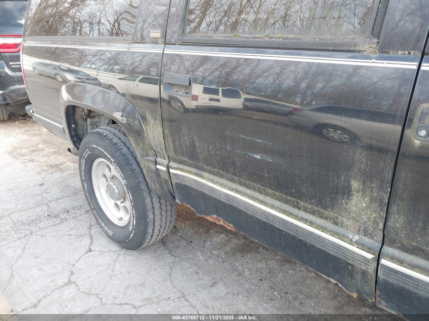 1994 Chevrolet Suburban K2500 VIN: 1GNGK26N4RJ421726 Lot: 43768712