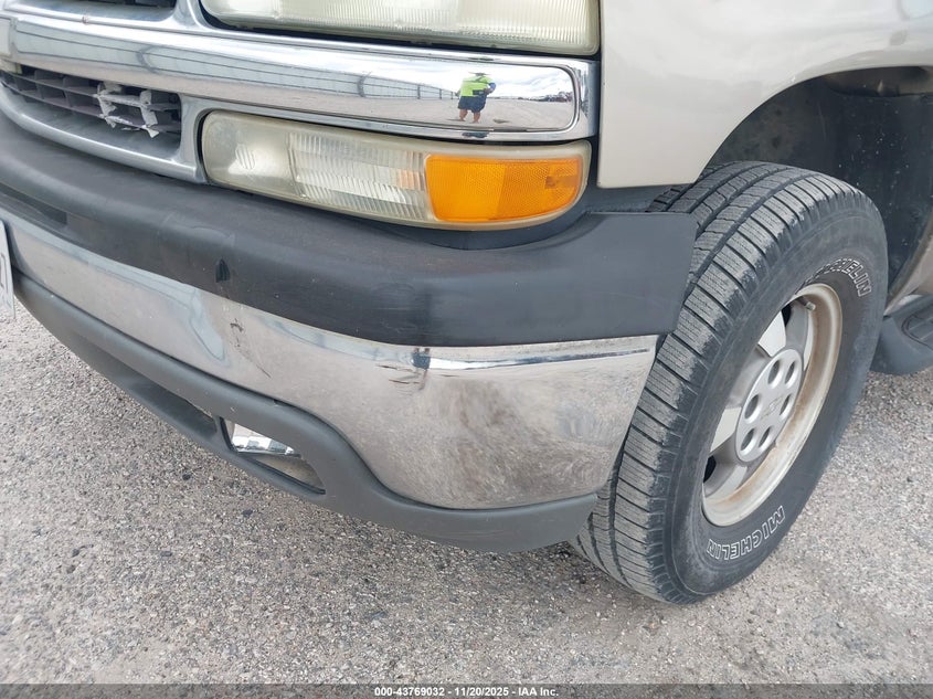 2003 Chevrolet Tahoe Ls VIN: 1GNEC13V93R215619 Lot: 43769032