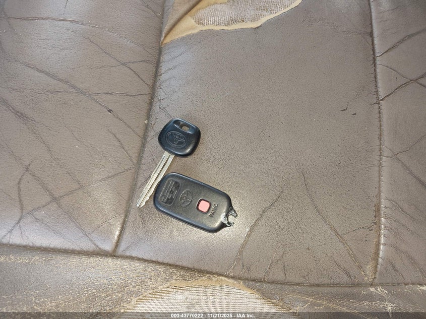 2002 Toyota Sequoia Sr5 V8 VIN: 5TDBT44A02S105244 Lot: 43770222