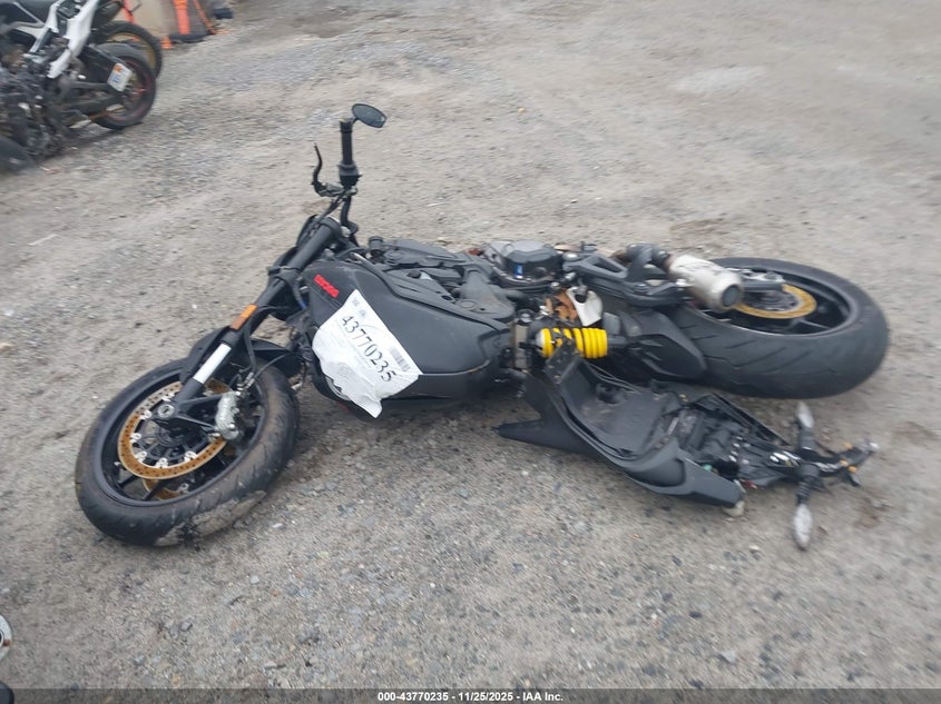 2022 Ducati Monster VIN: ZDMMAMDT6NB006637 Lot: 43770235