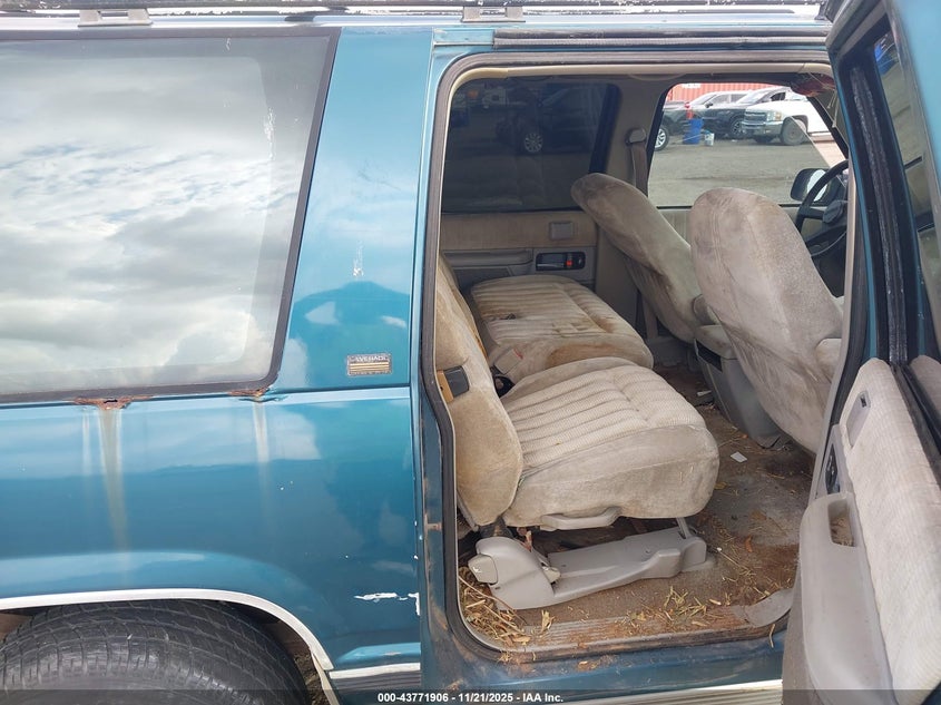 1993 Chevrolet Suburban C1500 VIN: 1GNEC16K4PJ320252 Lot: 43771906