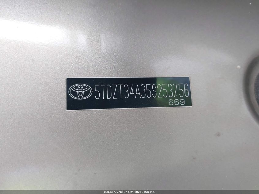 2005 Toyota Sequoia Sr5 V8 VIN: 5TDZT34A35S253756 Lot: 43772788