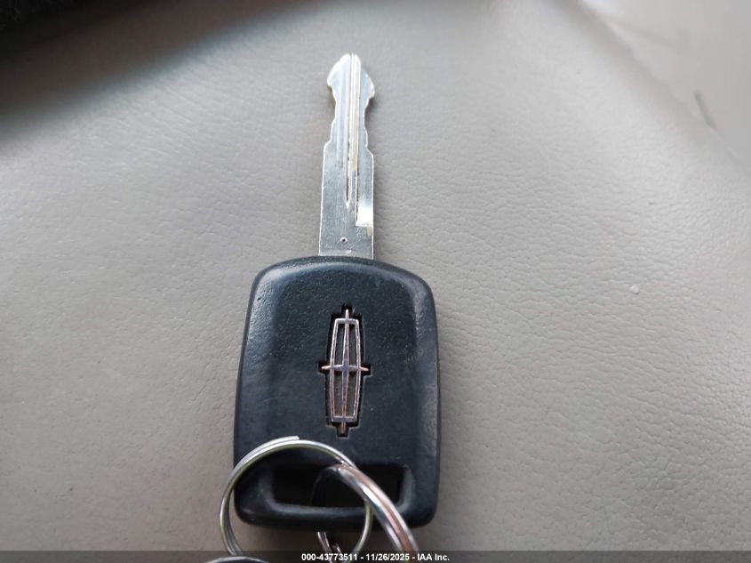 2009 Lincoln Town Car Signature Limited VIN: 2LNHM82V79X629084 Lot: 43773511