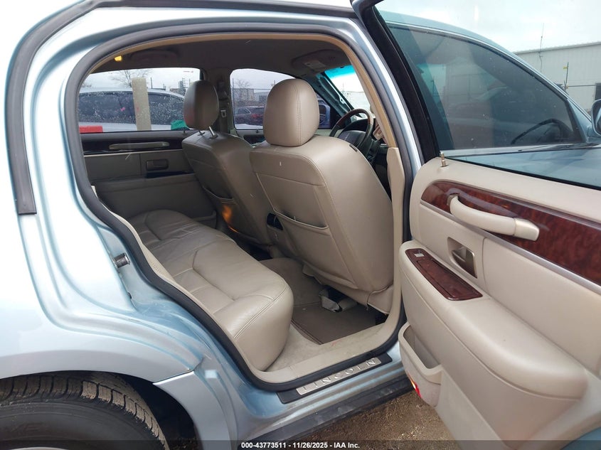 2009 Lincoln Town Car Signature Limited VIN: 2LNHM82V79X629084 Lot: 43773511