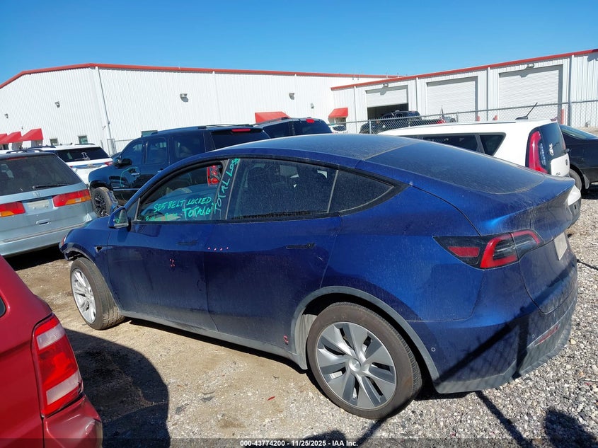 2022 Tesla Model Y Long Range Dual Motor All-Wheel Drive VIN: 7SAYGDEE8NF393039 Lot: 43774200