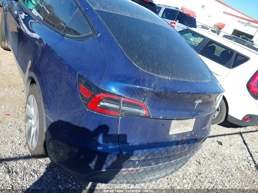 2022 Tesla Model Y Long Range Dual Motor All-Wheel Drive VIN: 7SAYGDEE8NF393039 Lot: 43774200