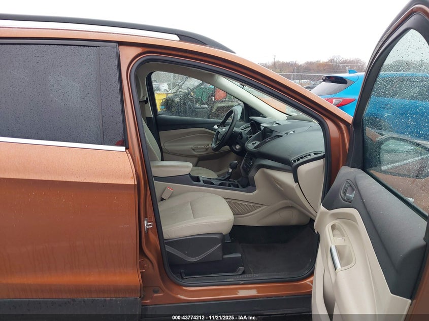 1FMCU0GD8HUC98856 2017 FORD ESCAPE photo no. 5