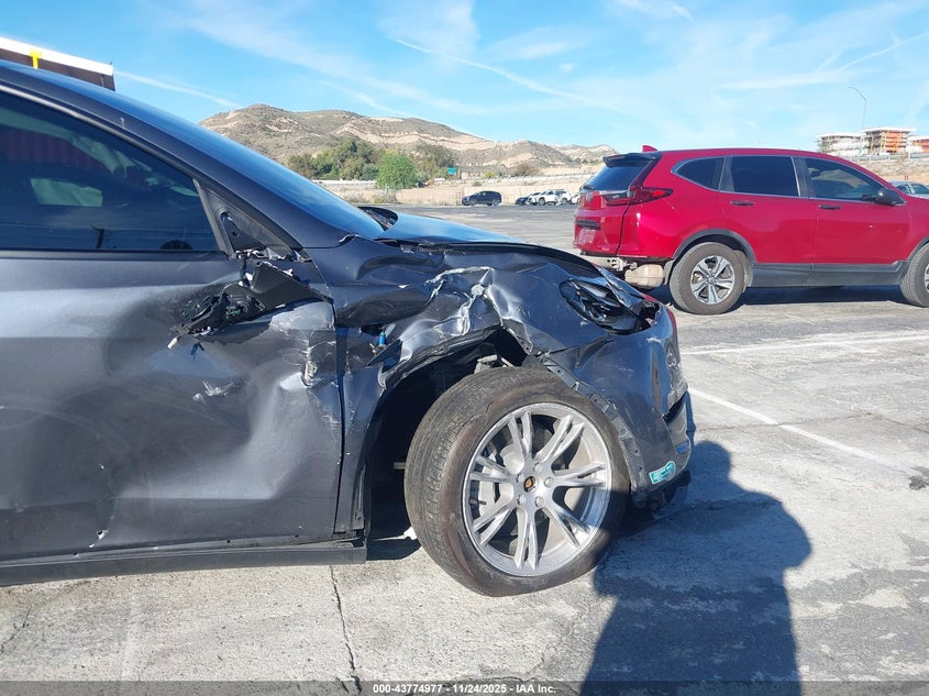 2024 Tesla Model Y Long Range Dual Motor All-Wheel Drive VIN: 7SAYGDEE0RA216715 Lot: 43774977