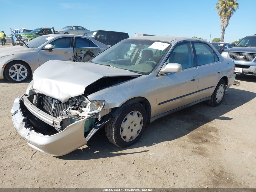 1HGCG5549WA004408 1998 HONDA ACCORD photo no. 2
