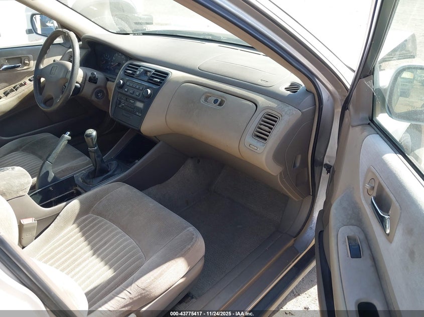 1HGCG5549WA004408 1998 HONDA ACCORD photo no. 5