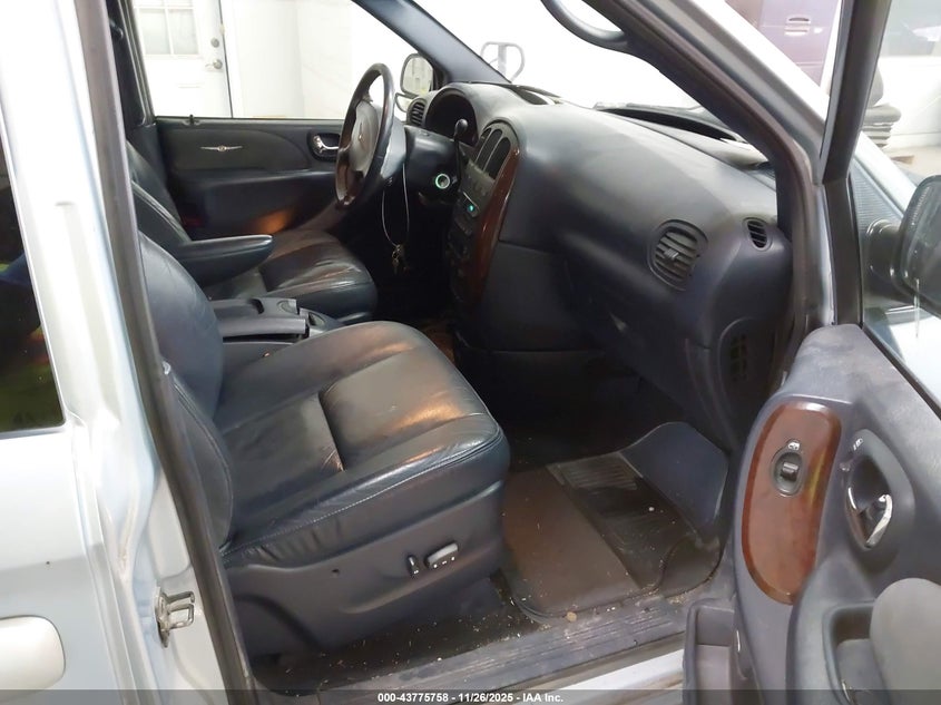 2C8GP64L41R197343 2001 CHRYSLER TOWN & COUNTRY photo no. 5