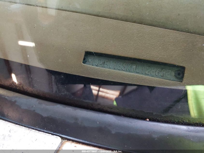 1994 Jeep Cherokee Country VIN: 1J4FT78SXRL128638 Lot: 43775857