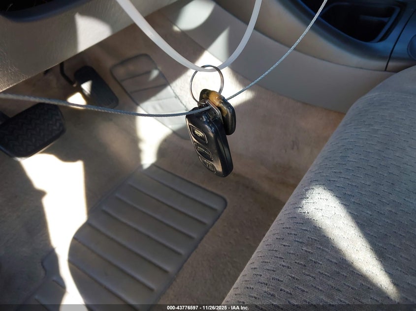 2003 Toyota Camry Le VIN: JTDBE32K830238922 Lot: 43776597