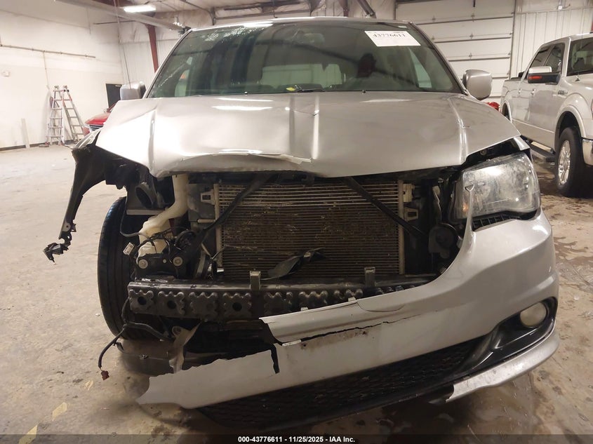 2016 Dodge Grand Caravan R/T VIN: 2C4RDGEG4GR147156 Lot: 43776611