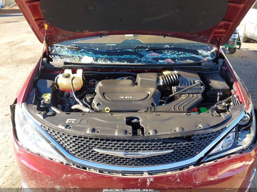 2017 Chrysler Pacifica Limited VIN: 2C4RC1GG9HR528872 Lot: 43776670