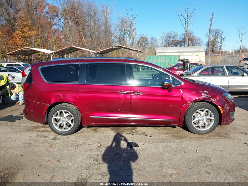 2017 Chrysler Pacifica Limited VIN: 2C4RC1GG9HR528872 Lot: 43776670