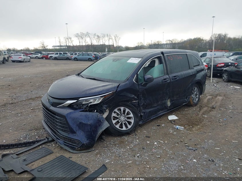 2022 TOYOTA SIENNA auction photo 2