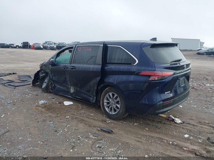 2022 TOYOTA SIENNA auction photo 3
