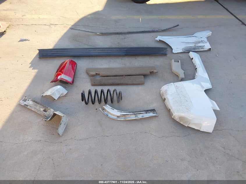 2002 Cadillac Escalade Standard VIN: 1GYEC63T62R130413 Lot: 43777901