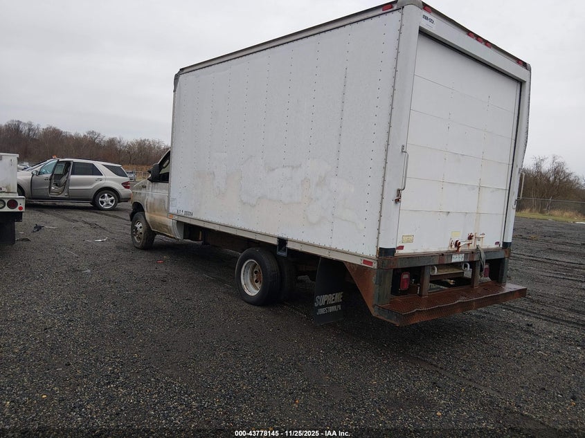 2004 Ford E-350 Cutaway Standard