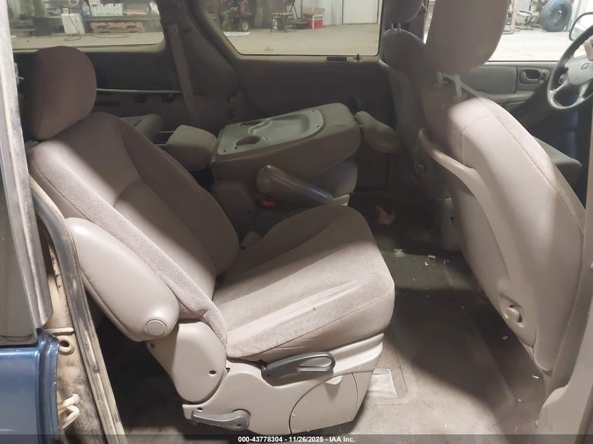 2002 Dodge Grand Caravan Sport VIN: 2B4GP44RX2R735309 Lot: 43778304