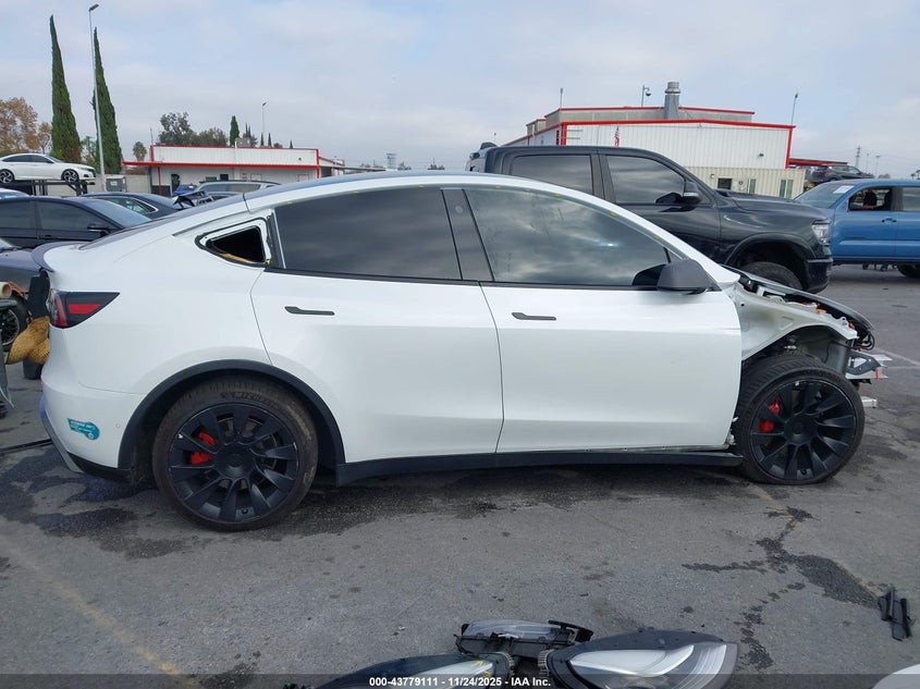2022 Tesla Model Y Long Range Dual Motor All-Wheel Drive VIN: 7SAYGDEE8NF386043 Lot: 43779111