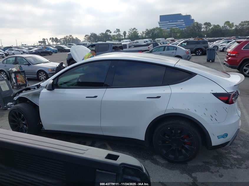 2022 Tesla Model Y Long Range Dual Motor All-Wheel Drive VIN: 7SAYGDEE8NF386043 Lot: 43779111