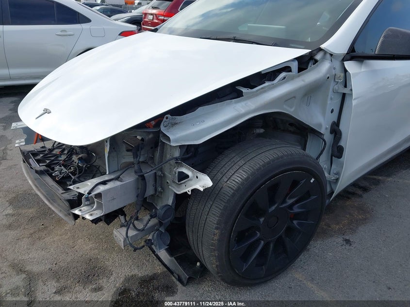 2022 Tesla Model Y Long Range Dual Motor All-Wheel Drive VIN: 7SAYGDEE8NF386043 Lot: 43779111