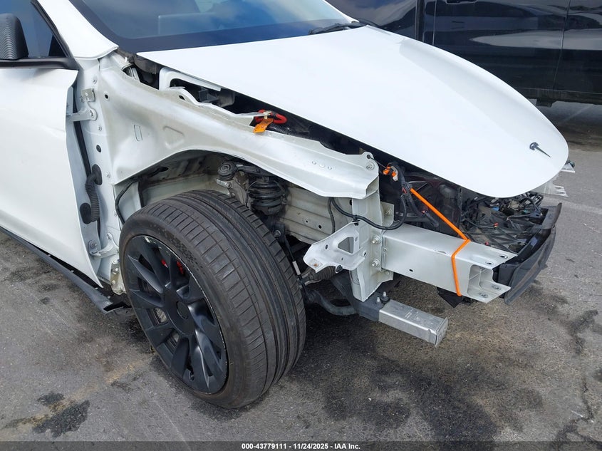 2022 Tesla Model Y Long Range Dual Motor All-Wheel Drive VIN: 7SAYGDEE8NF386043 Lot: 43779111