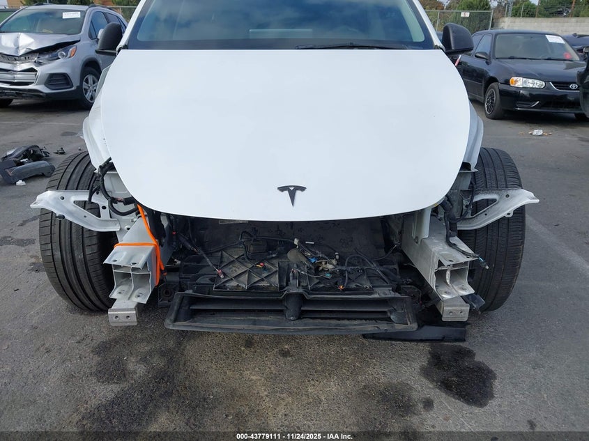 2022 Tesla Model Y Long Range Dual Motor All-Wheel Drive VIN: 7SAYGDEE8NF386043 Lot: 43779111