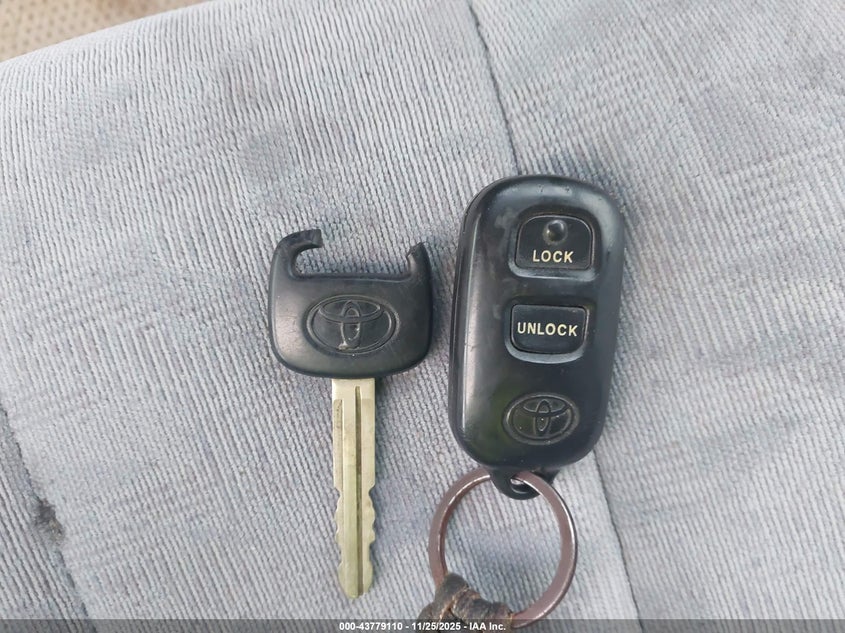 2001 Toyota Sienna Le VIN: 4T3ZF13C51U355812 Lot: 43779110