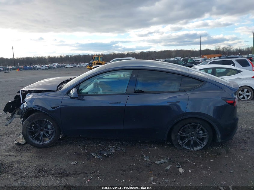 2025 Tesla Model Y Long Range Dual Motor Rear-Wheel Drive VIN: 7SAYGDED0SF267681 Lot: 43779194