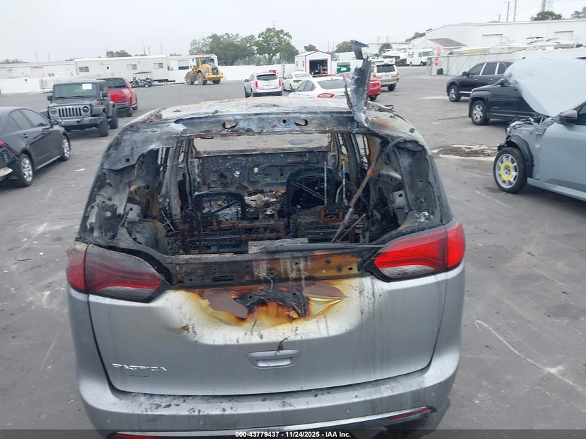 2018 Chrysler Pacifica Touring Plus VIN: 2C4RC1FG1JR212213 Lot: 43779437