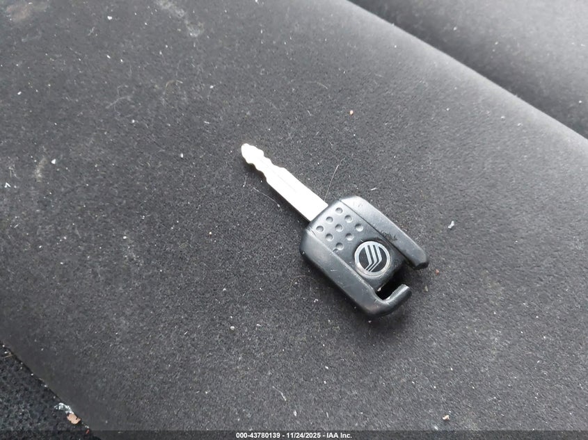 2007 Mercury Grand Marquis Gs VIN: 2MEFM74V47X611673 Lot: 43780139