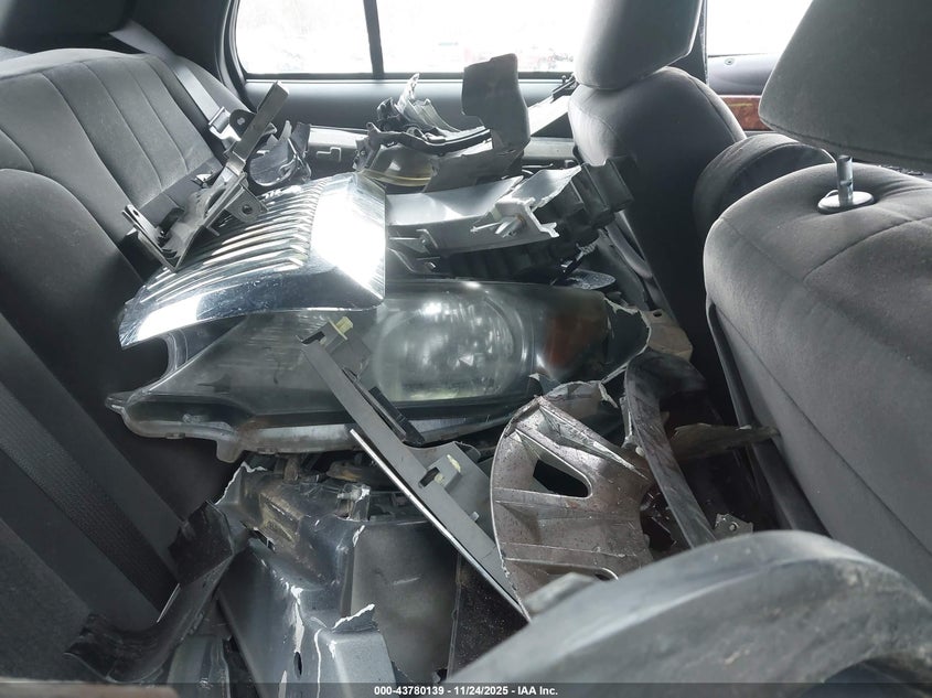 2007 Mercury Grand Marquis Gs VIN: 2MEFM74V47X611673 Lot: 43780139