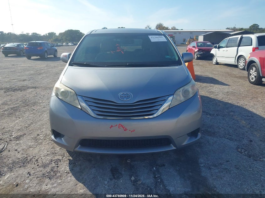 2017 Toyota Sienna Le 8 Passenger VIN: 5TDKZ3DC4HS886286 Lot: 43780909