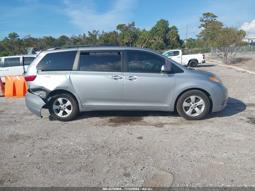 2017 Toyota Sienna Le 8 Passenger VIN: 5TDKZ3DC4HS886286 Lot: 43780909