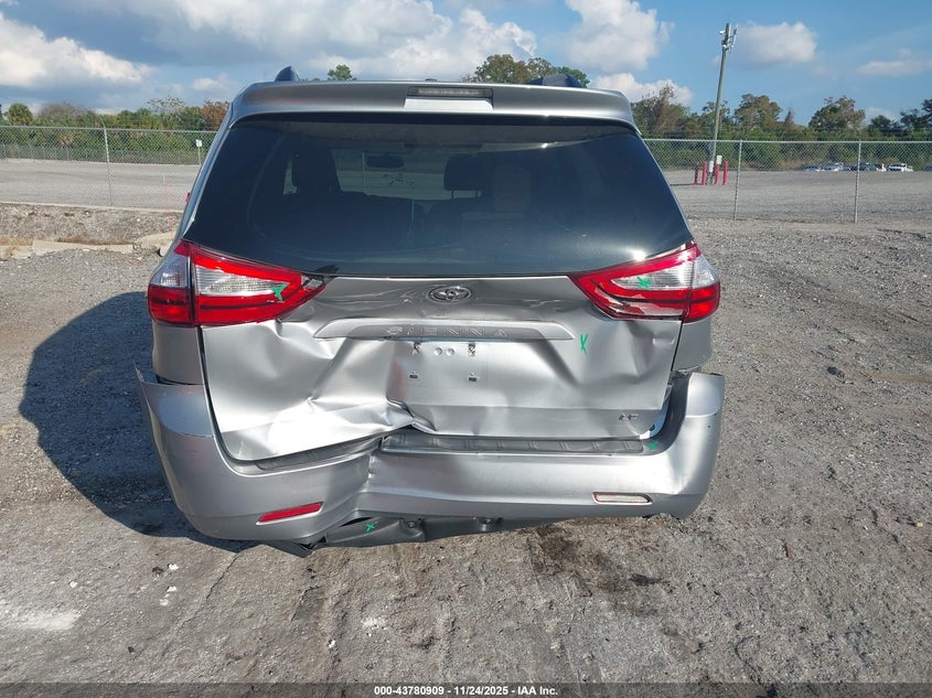 2017 Toyota Sienna Le 8 Passenger VIN: 5TDKZ3DC4HS886286 Lot: 43780909