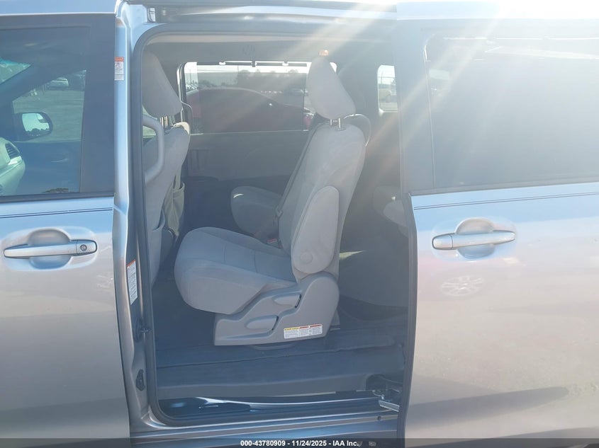 2017 Toyota Sienna Le 8 Passenger VIN: 5TDKZ3DC4HS886286 Lot: 43780909