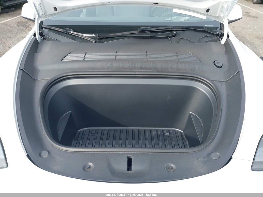 2025 Tesla Model Y Long Range Dual Motor All-Wheel Drive VIN: 7SAYGDEE7SA340812 Lot: 43780931