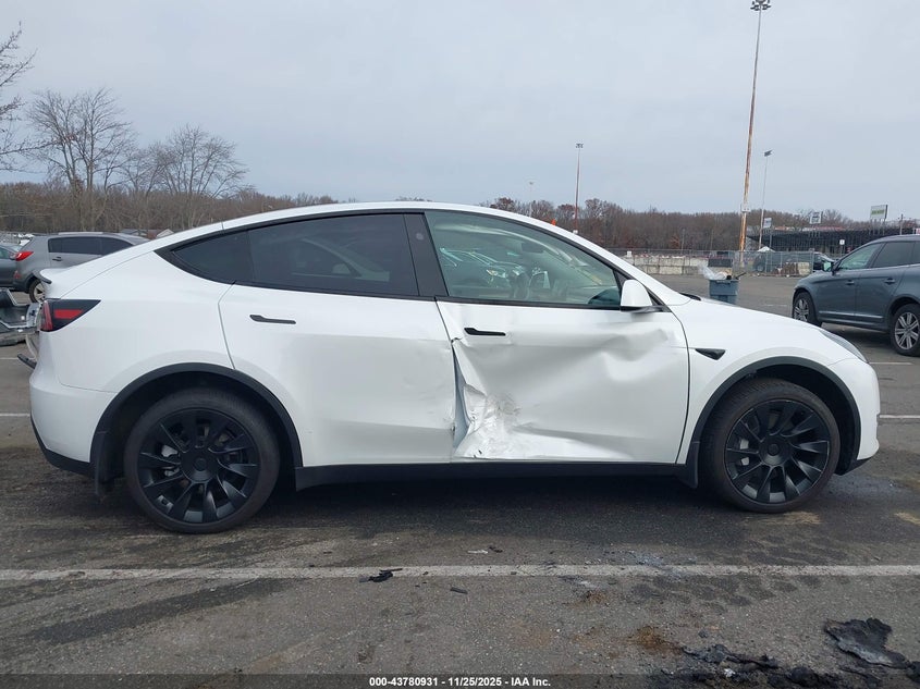 2025 Tesla Model Y Long Range Dual Motor All-Wheel Drive VIN: 7SAYGDEE7SA340812 Lot: 43780931